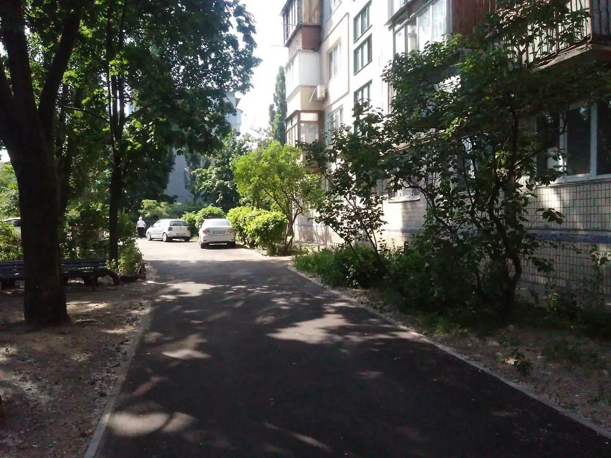 Вул. Бажова, 8. Поряд Метро 0*, Kiev